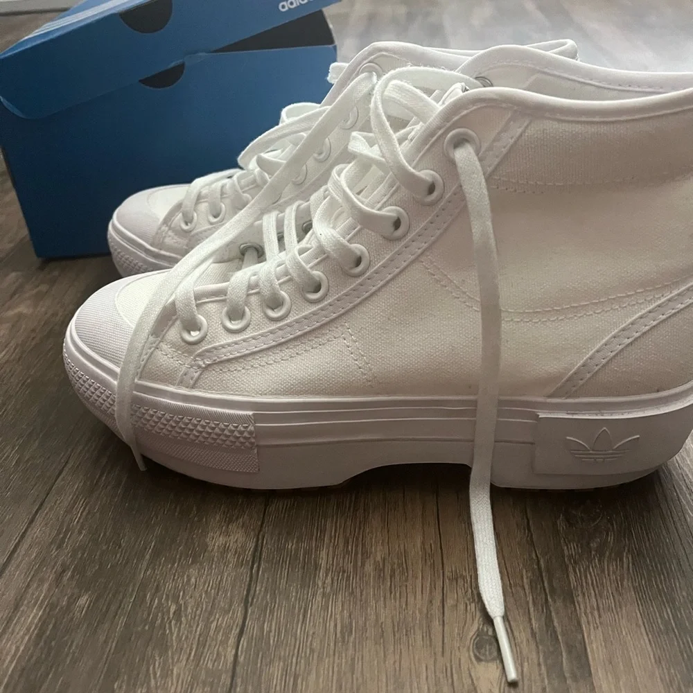 Adidas Nizza Trek in White 7.5 - Picture 2 of 9